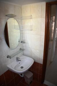 巴利恩季米特里斯公寓 的一间带水槽和镜子的浴室