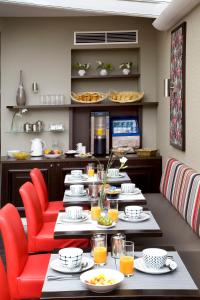 巴黎杰克酒店的一间带桌子和红色椅子的用餐室