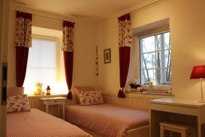 施莱多夫Haus Sonnbichel am Kochelsee的一间卧室设有两张单人床和一个窗户。