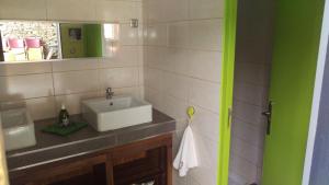 Saint-Florent-des-BoisAux Yourtes de La Fabrique的浴室设有白色水槽和镜子