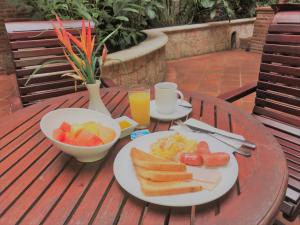 圣多明各帕拉西奥精品酒店的一张桌子,上面放着一盘食物和一碗水果