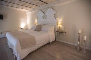 莱切Palazzo Belsanti的一间卧室配有一张带两盏灯的大型白色床。