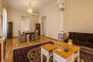 雅典雅典艺术装饰公寓的客厅配有沙发和桌子