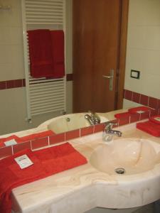 TaioHotel Victory的一间带水槽、浴缸和镜子的浴室