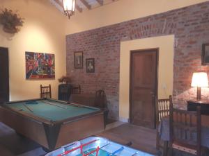 拉库布蕾Hotel Zapata的一间设有台球桌和砖墙的房间