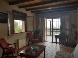 卡索拉Villa SABENA的客厅配有沙发和桌子