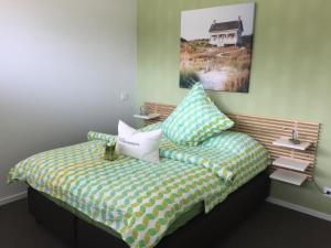 克拉嫩堡das Ferienhaus Auszeit的一间卧室配有带枕头的床
