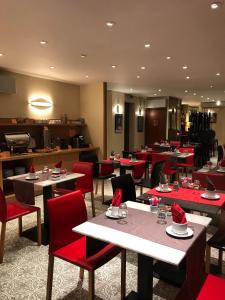 罗德兹Hôtel Tour Maje的餐厅配有桌椅和红色餐巾