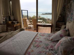 西布勒Villa Erresiñolettean的一间卧室设有一张床,享有阳台的景色