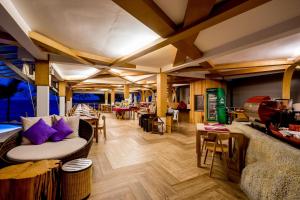 拉迈白沙岛度假酒店的客厅配有沙发、椅子和桌子