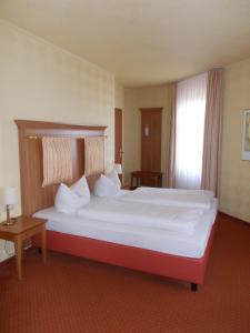 勒鲍甜蜜喷泉山地旅馆的一间卧室配有一张红色框架的大床