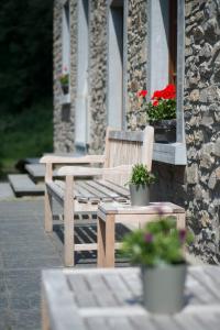 Laforêt莫林西蒙尼斯酒店的两把木凳坐在鲜花盛开的建筑外