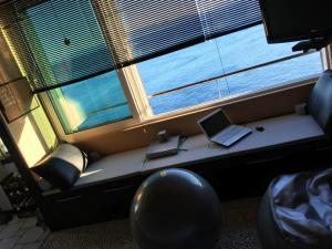 里耶卡Rijeka Fiorino Apartment的一张桌子,一张笔记本电脑坐在窗前