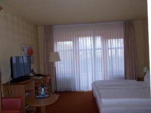 勒鲍甜蜜喷泉山地旅馆的酒店客房,配有床和电视