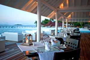 ThundufushiDiamonds Thudufushi Maldives Resort & Spa的一间带桌子的海景餐厅