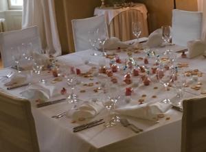 沃尔特湖畔韦尔登Hotel Seeschlößl Velden的一张桌子,上面有白色的桌布和酒杯