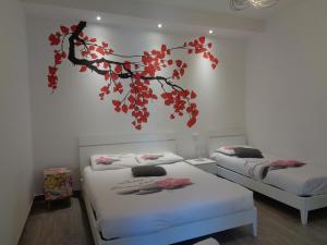 库斯托纳奇Appartamento Nonna Lina的墙上有一棵树的房间里,有两张床
