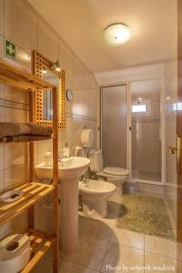 滨海保尔One Love Maktub的浴室配有盥洗盆、卫生间和盥洗盆。