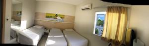 库亚巴威内扎酒店的小房间设有两张床和窗户