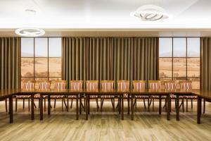 乌克梅尔盖比格斯通酒店的一间会议室,配有长桌子和椅子