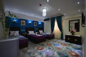 开罗阿民酒店的一间带两张床的卧室和一张大地毯