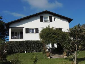 比达尔Euskadi的白色的房子,有黑窗和树