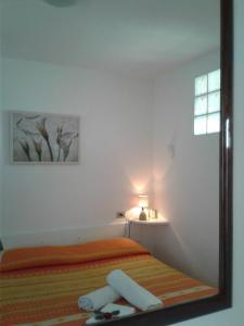 佩斯基奇GRANELLO di Sabbia的卧室内床的镜子反射