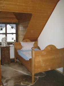 瓦兰奥斯蒂尔司多尔伟龙套房旅馆的阁楼卧室配有木床