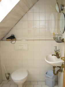 斯蒂尔司多尔伟龙套房旅馆的一间浴室