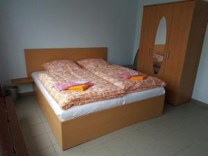 戈赫Hostel Gästehaus zum Padre的一间卧室配有一张带木制床头板的床