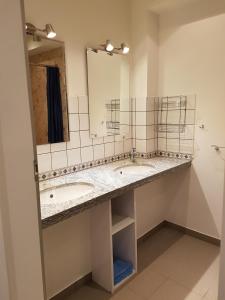 戈赫Hostel Gästehaus zum Padre的浴室设有2个水槽和镜子