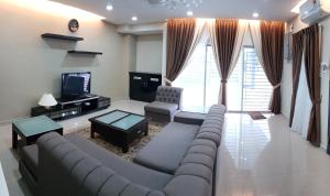 甘榜松盖拉马尔达兰D'Bangi Villa的带沙发和电视的客厅