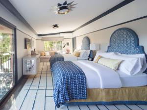 印第安维尔斯金沙温泉酒店 的一间带两张床的卧室和一间客厅