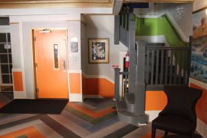 旧金山莱恩酒店的走廊上设有楼梯和椅子