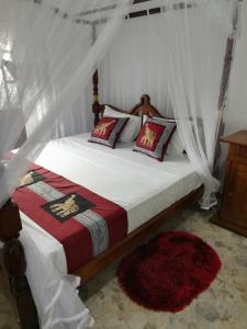 马特勒Sumimal Resort Polhena的一间卧室配有一张带天蓬的床
