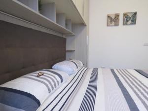 阿萨哥Assago Forum Apartment的卧室内的两张床和枕头