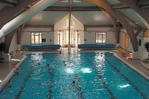 恩尼斯科西Treacy's Hotel Wexford的一座大型游泳池,里面的人都沉浸在水中