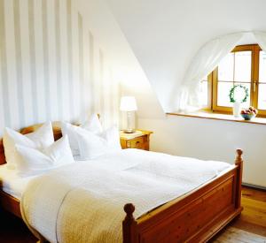 阿伦斯霍普Landhaus Esperort的一间卧室配有一张带白色床单的床和一扇窗户。