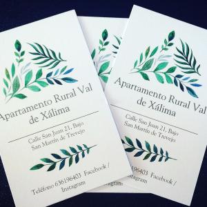 圣马尔廷德特雷韦霍Apartamento Rural Val de Xálima的一套三张绿叶结婚邀请卡