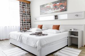 斯瓦科普蒙德斯瓦科普蒙德德意志豪斯酒店的卧室设有2张床和白色的墙壁。