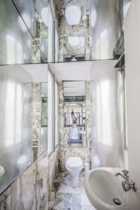 佛罗伦萨Casa Savioli的一间带卫生间和水槽的浴室