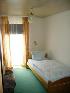 Malsch克拉查依蒂尔酒店的一间卧室配有一张带窗户和灯的床
