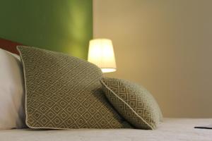 拉波拉诺泰尔梅阿勒温泉住宿加早餐旅馆的两个枕头坐在床头灯旁