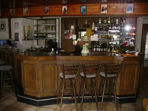 Malsch克拉查依蒂尔酒店的一间酒吧,在房间里设有四把凳子