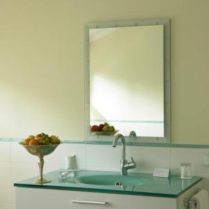 Loibichl西霍夫酒店的浴室水槽配有镜子和一碗水果