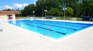 BagnacLes Berges Du Cele的蓝色海水大型游泳池