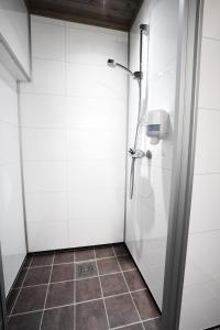 HamremoenKroderen Kro & motel AS的浴室设有淋浴间,铺有瓷砖地板。