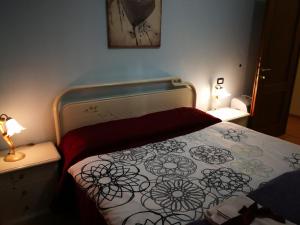 蒙多维布鲁诺之家住宿加早餐旅馆的一间卧室配有一张带鲜花毯子的床