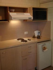 墨尔本H & D Apartments的一间带炉灶和微波炉的小厨房