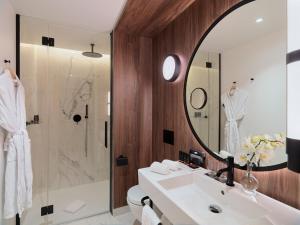 巴塞罗那H10麦迪逊四星素普酒店的一间带水槽和镜子的浴室